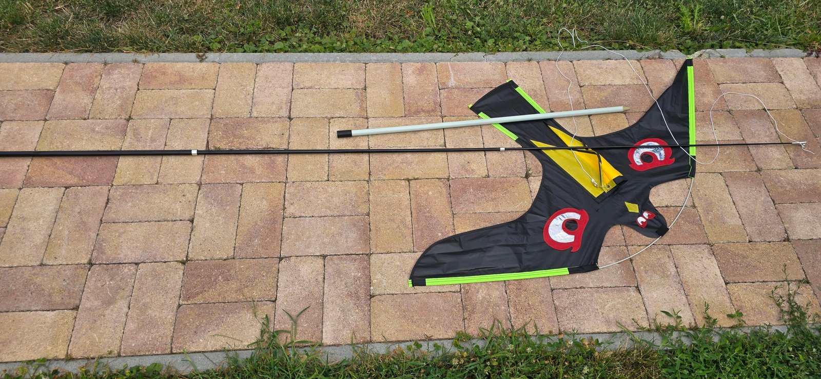 Terrateck profi műkánya madárriasztó, madárijesztő repülő sárkány, fekete ragadozó madár utánzat, 140x72cm, megerősített 5m-es karbon rúddal - Image 2